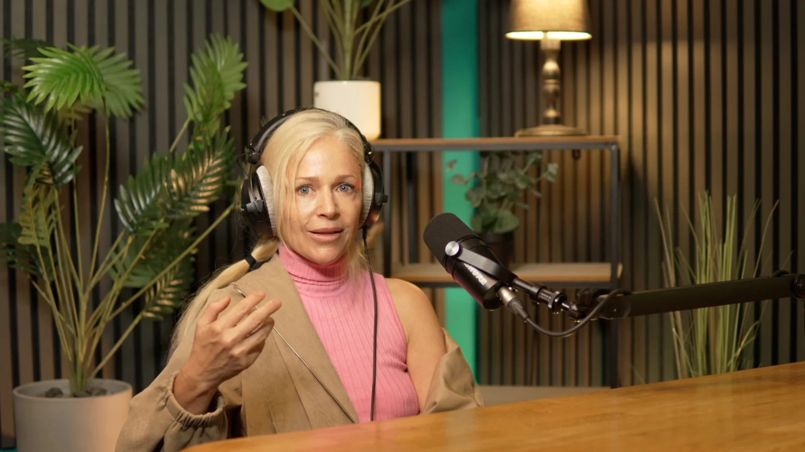 Gast im Gespräch am Mikrofon im Podcaststudio