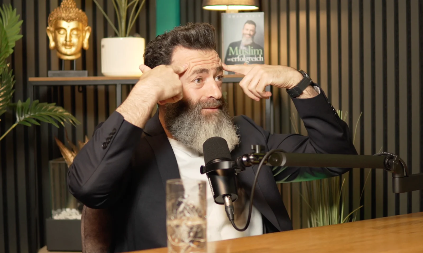 Gast im Gespräch am Mikrofon im Podcaststudio